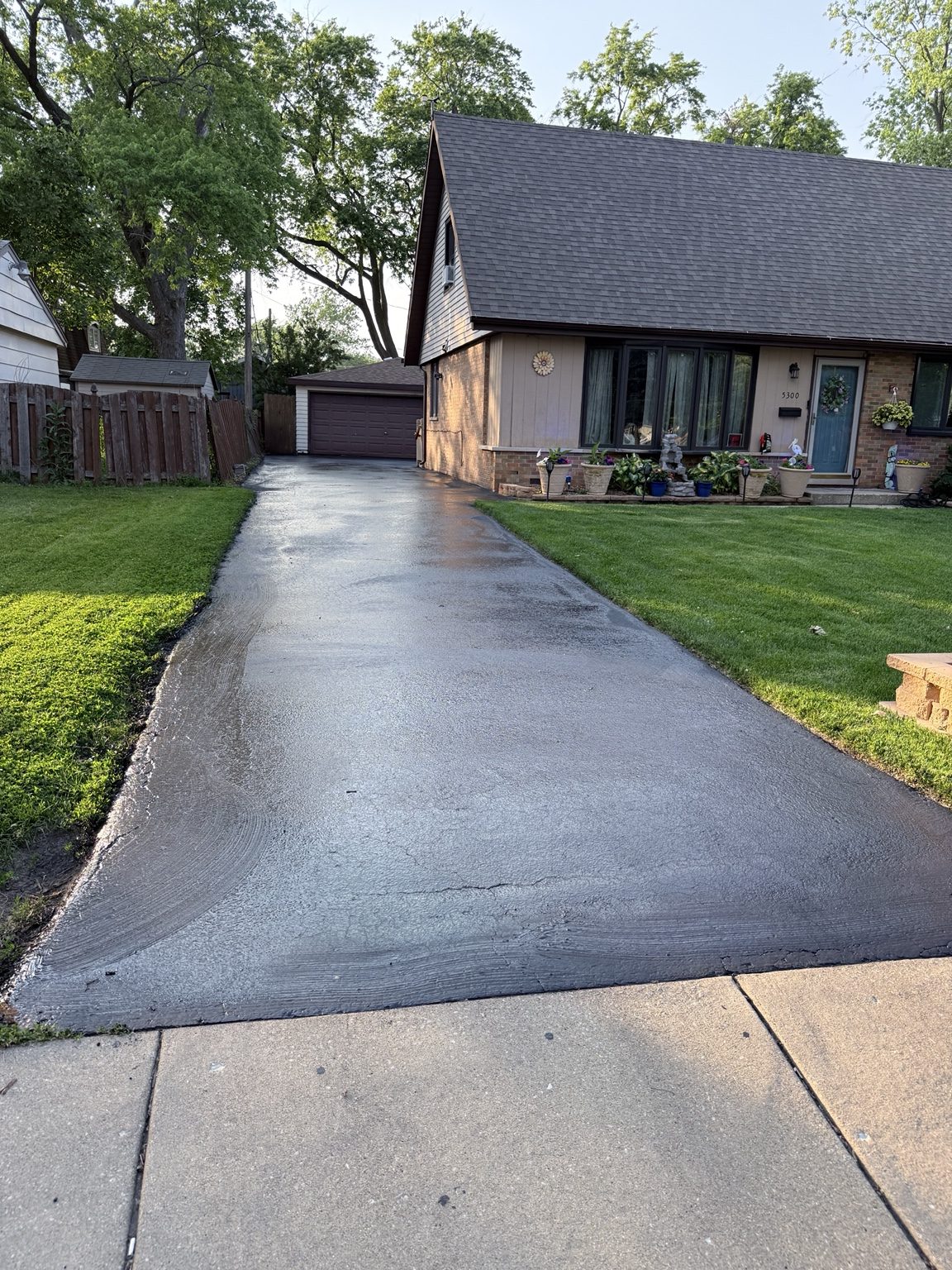 Commercial sealcoating and lot maintenance